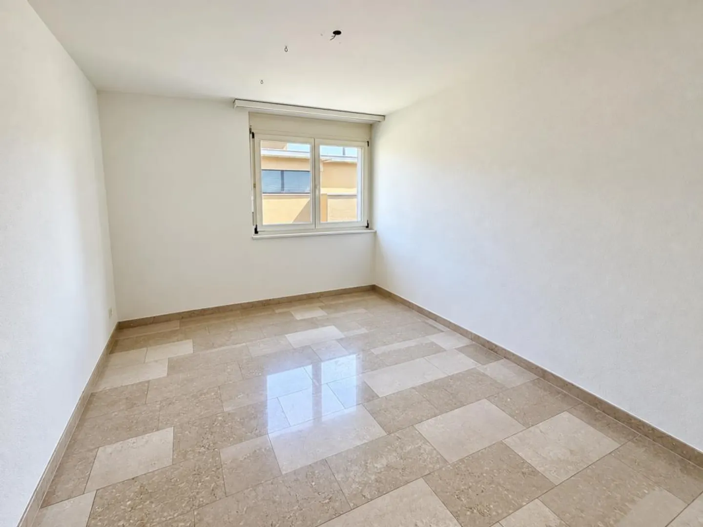 Appartamento ben tenuto di 4,5 stanze con giardino d'inverno e balcone - Foto 10 di 11