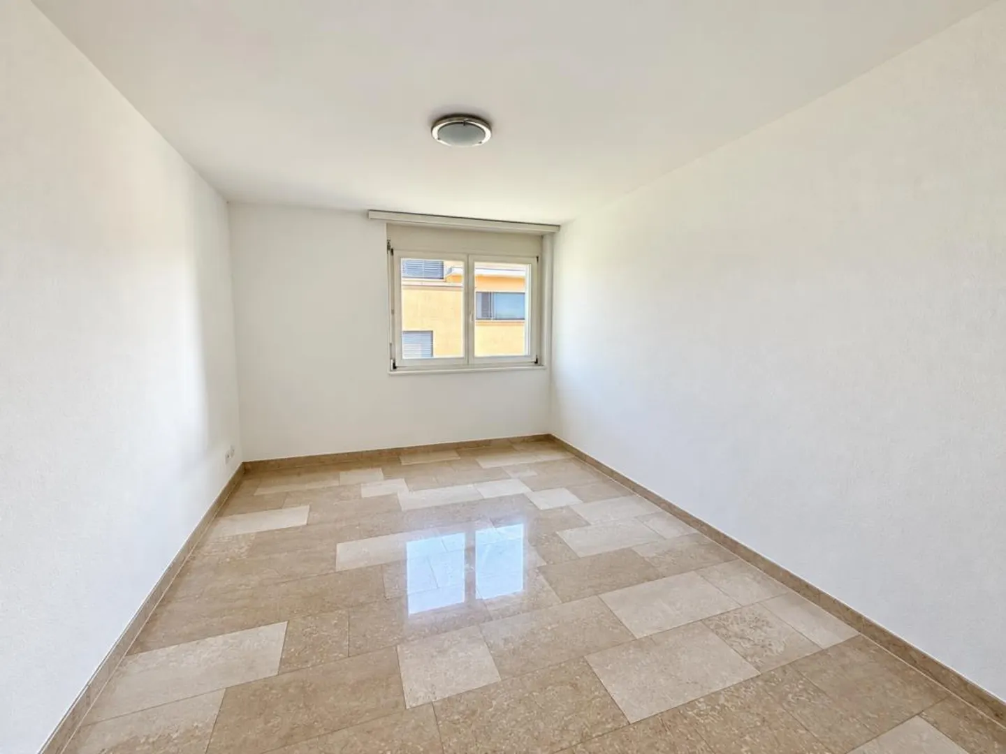 Appartamento ben tenuto di 4,5 stanze con giardino d'inverno e balcone - Foto 11 di 11
