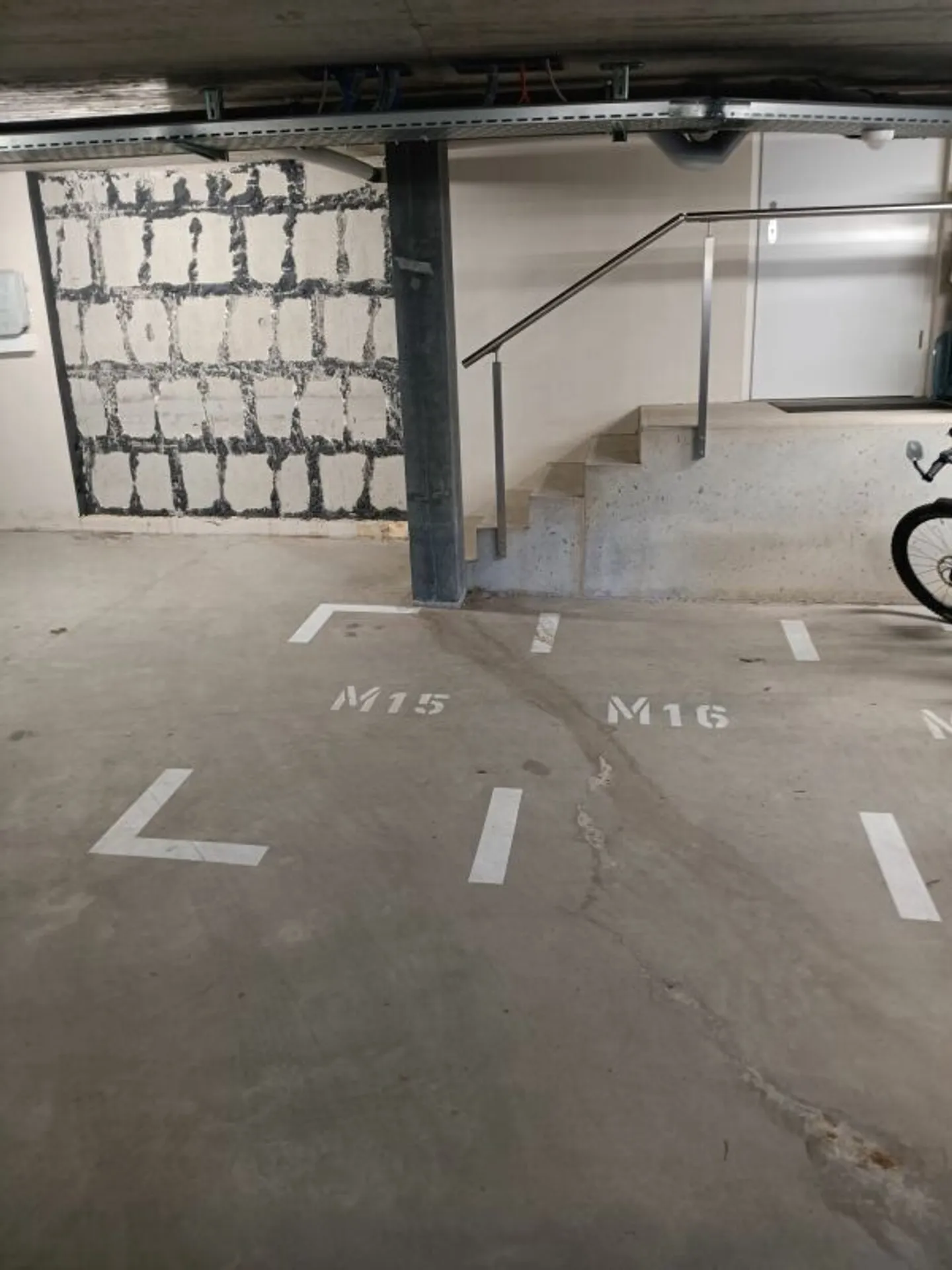 Espaces de stationnement pour motos - Photo 2 sur 4