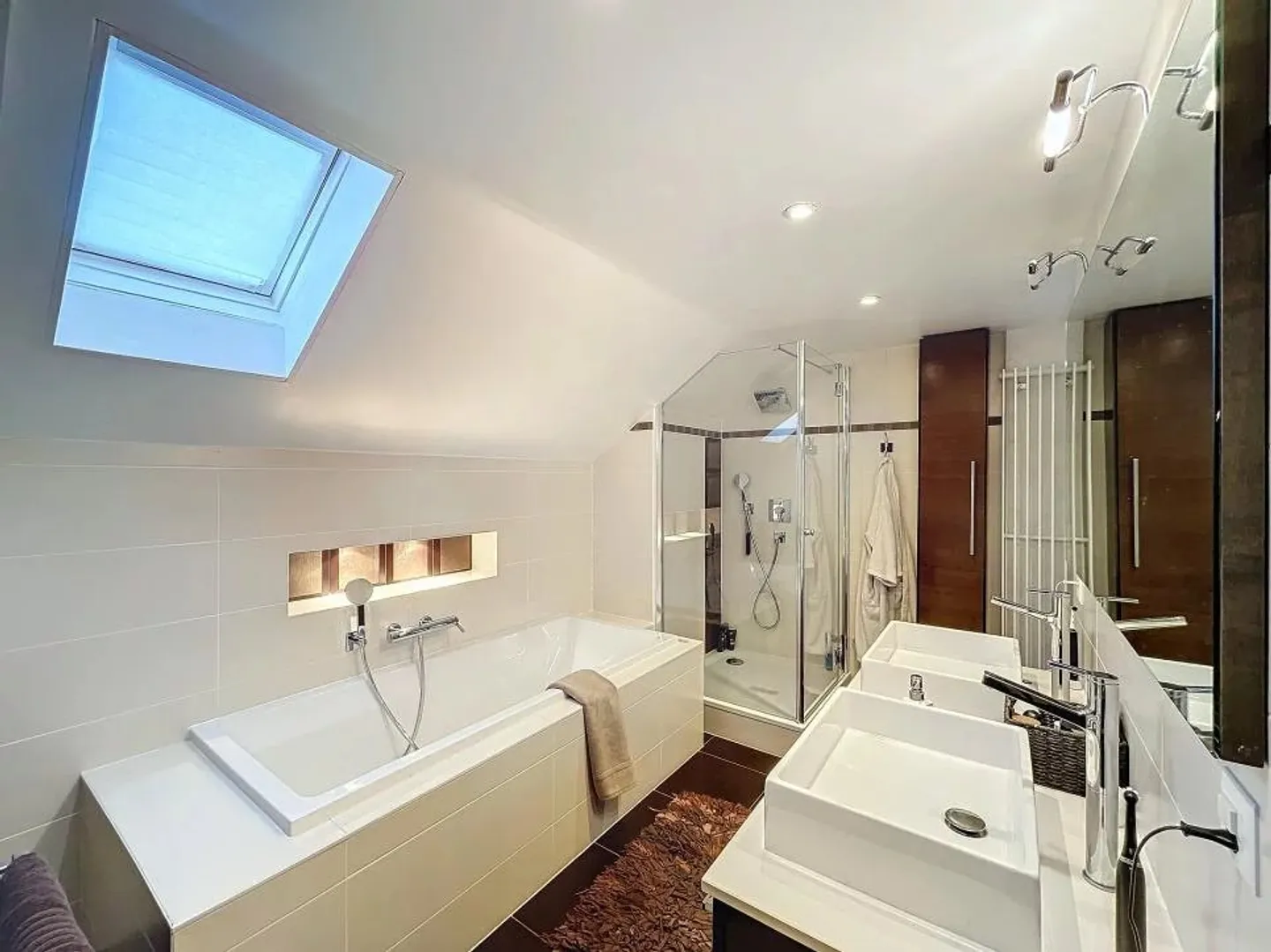 Beautiful house with large garden! Perfect for a family! - Photo 10 of 13