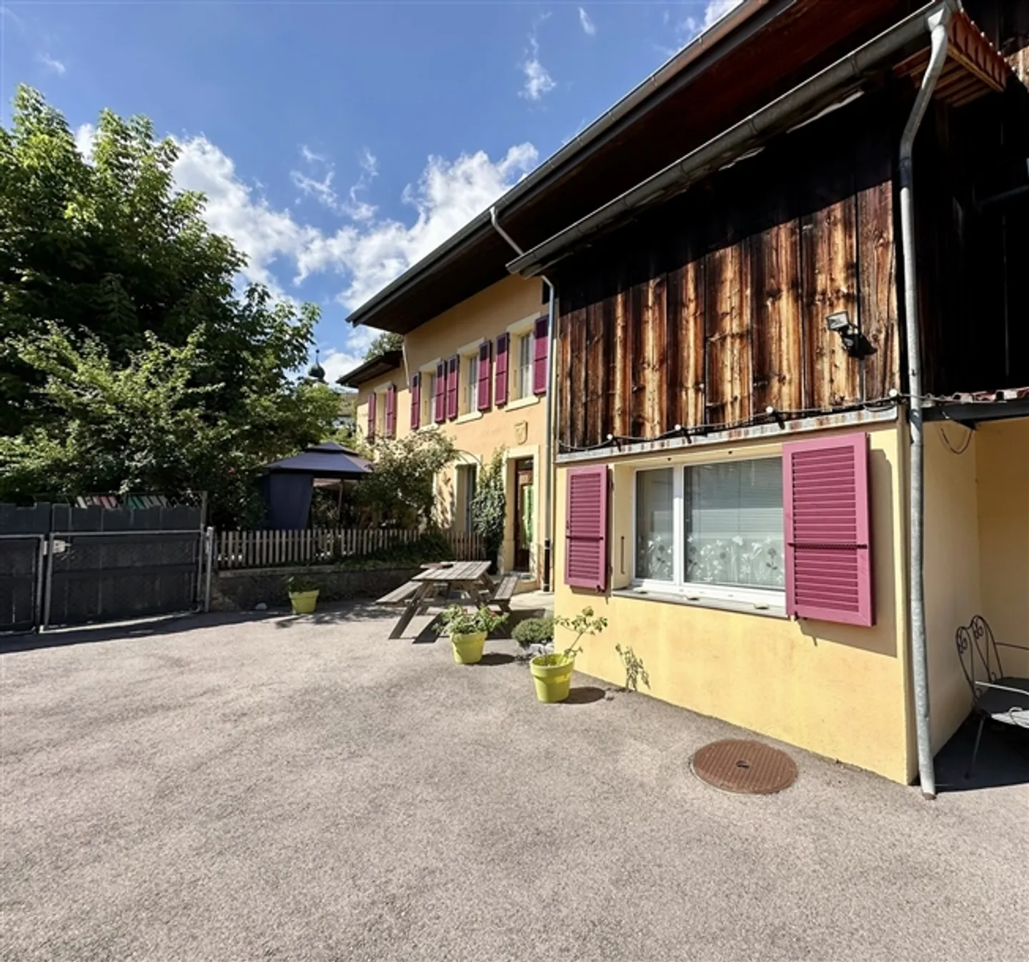 Casa caratteristica con terreno e frutteto nel cuore del villaggio - Foto 2 di 13