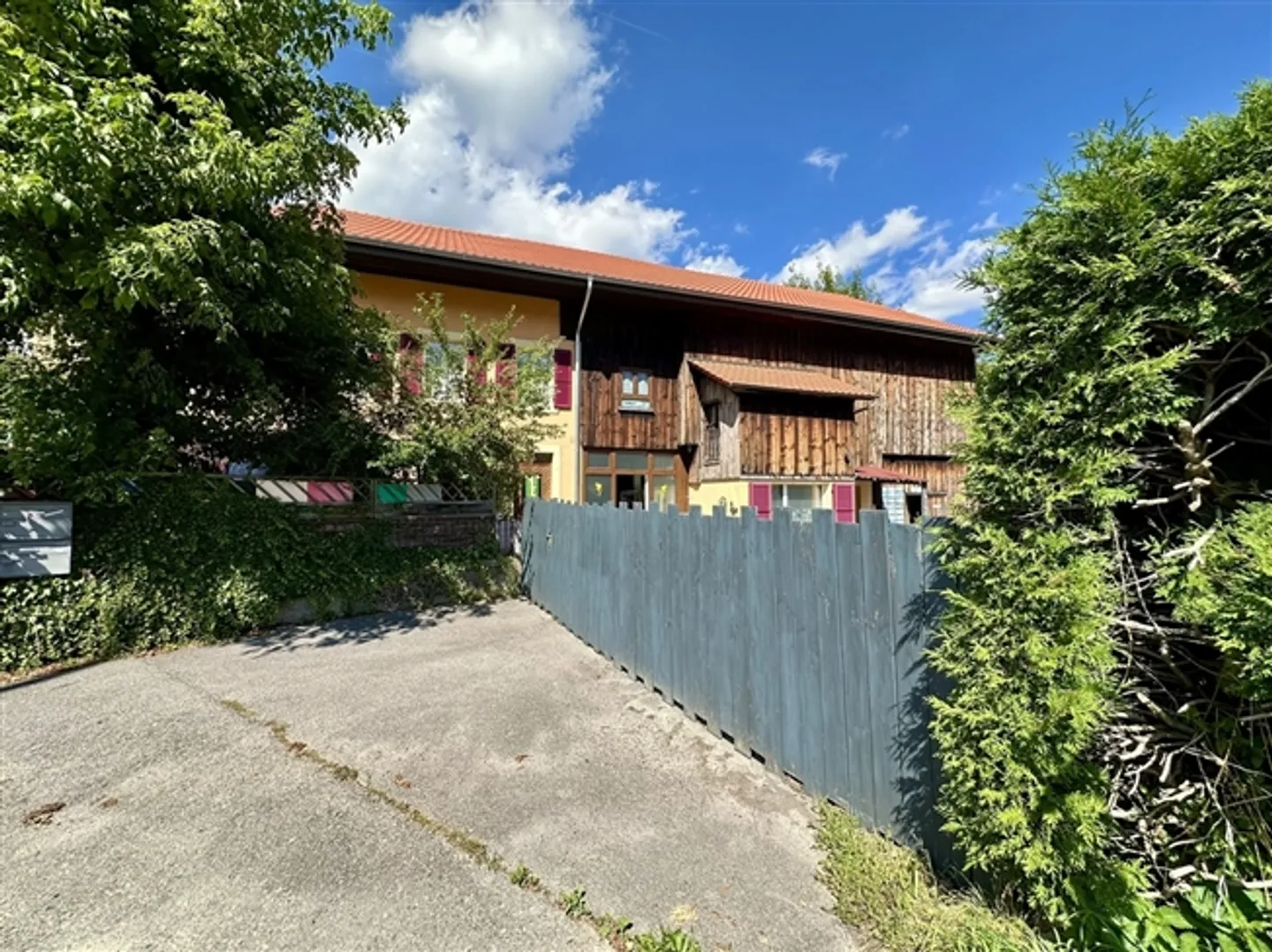 Casa caratteristica con terreno e frutteto nel cuore del villaggio - Foto 3 di 13