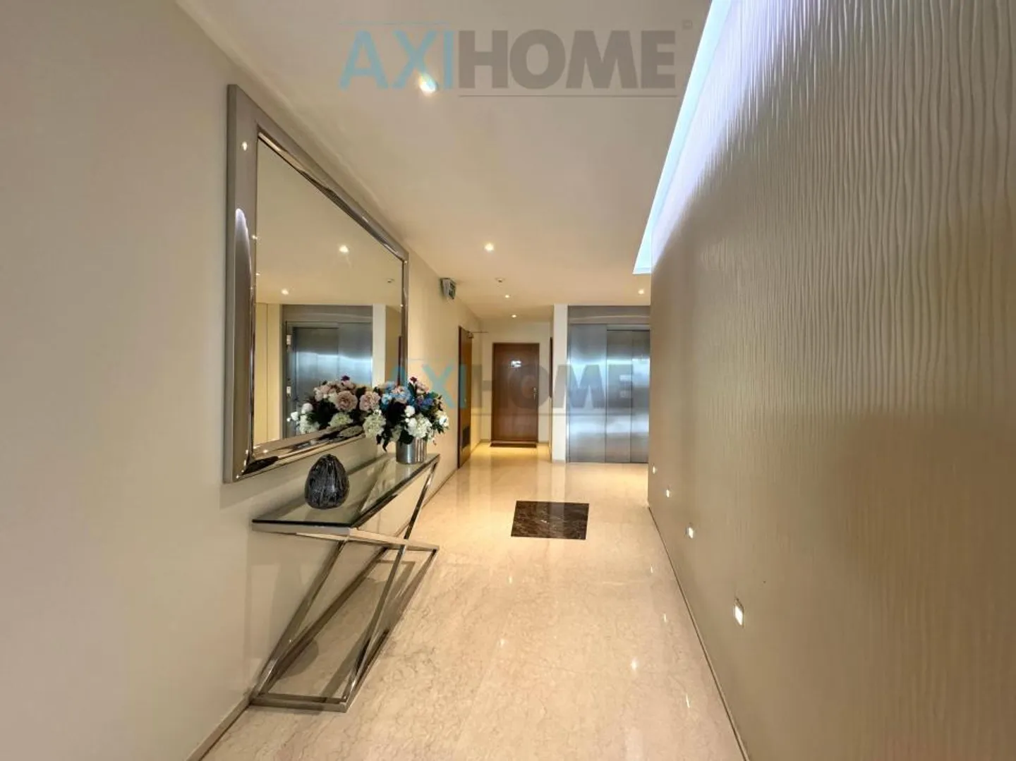 Sui lungomari di Montreux, nel centro città - Foto 4 di 13