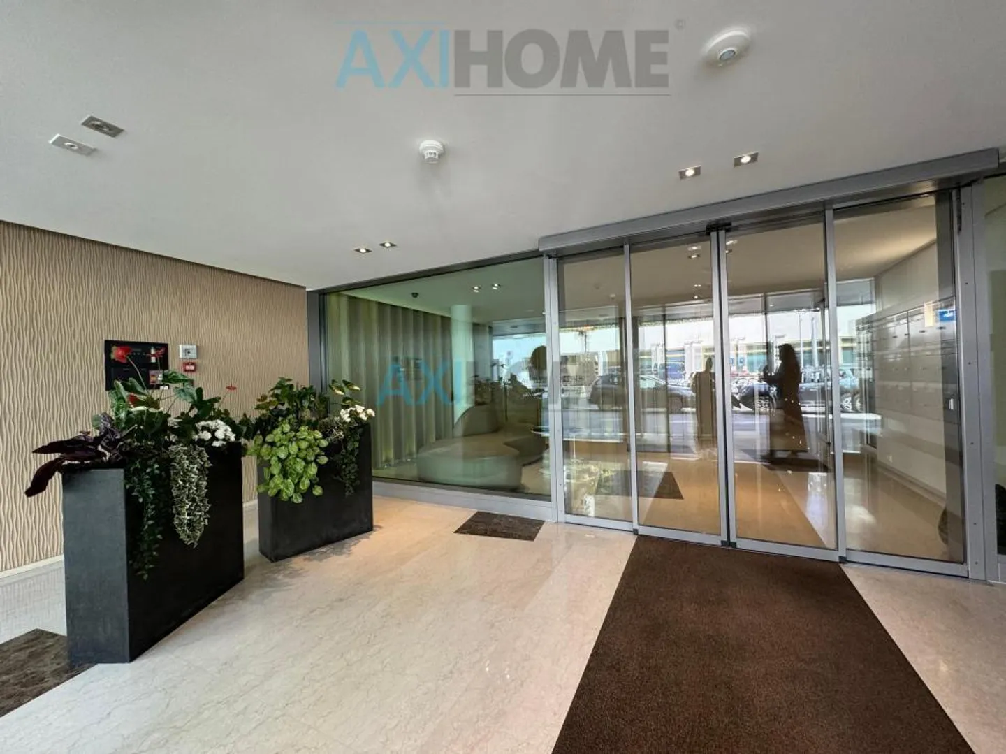 Sui lungomari di Montreux, nel centro città - Foto 3 di 13