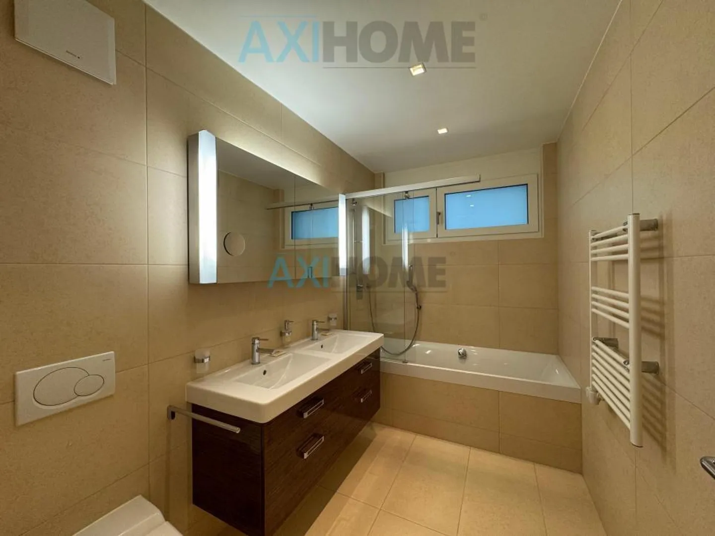 Sui lungomari di Montreux, nel centro città - Foto 11 di 13