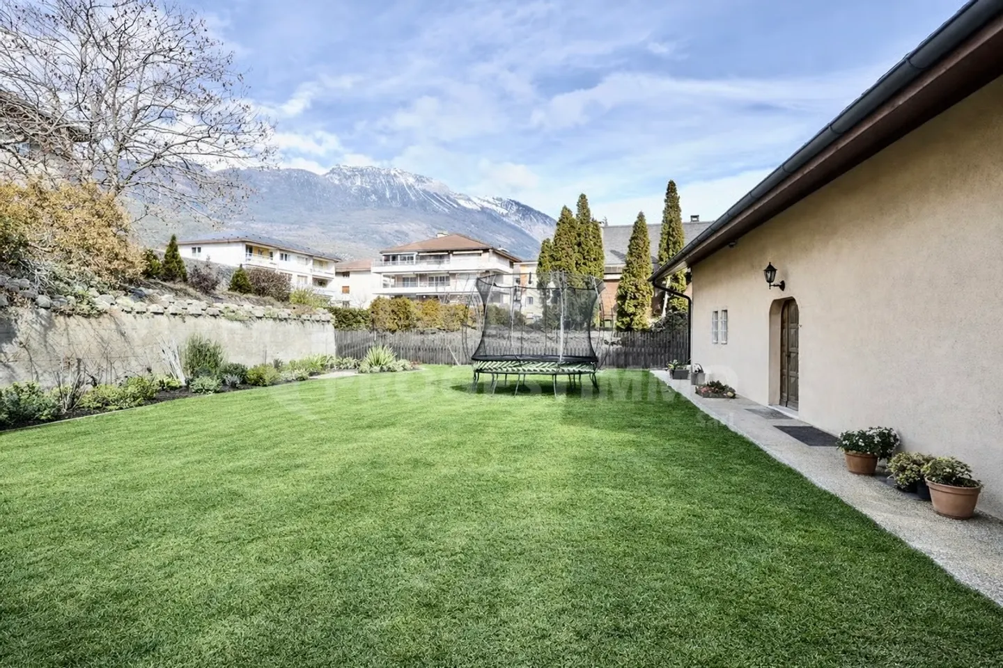 6,5-ZIMMER-VILLA, GENERÖSE VOLUMEN UND HOHES ERWEITERUNGSPOTENZIAL - Foto 1 von 13