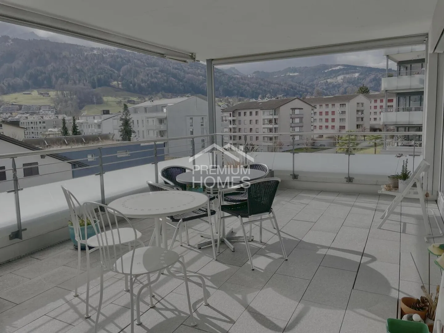 Charming Family Home with Garden - Photo 3 of 8