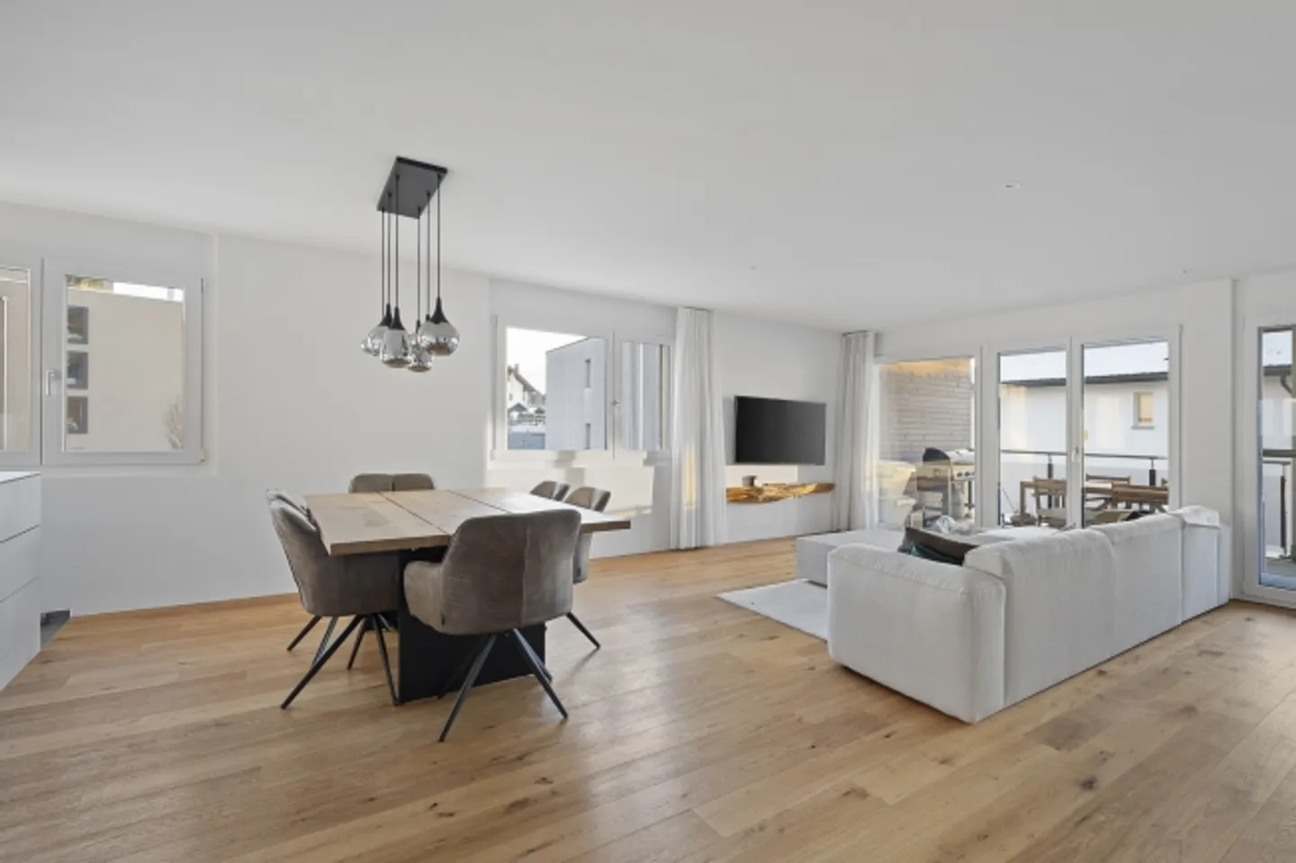 Modernes Zuhause mit Seesicht - Foto 1 von 14