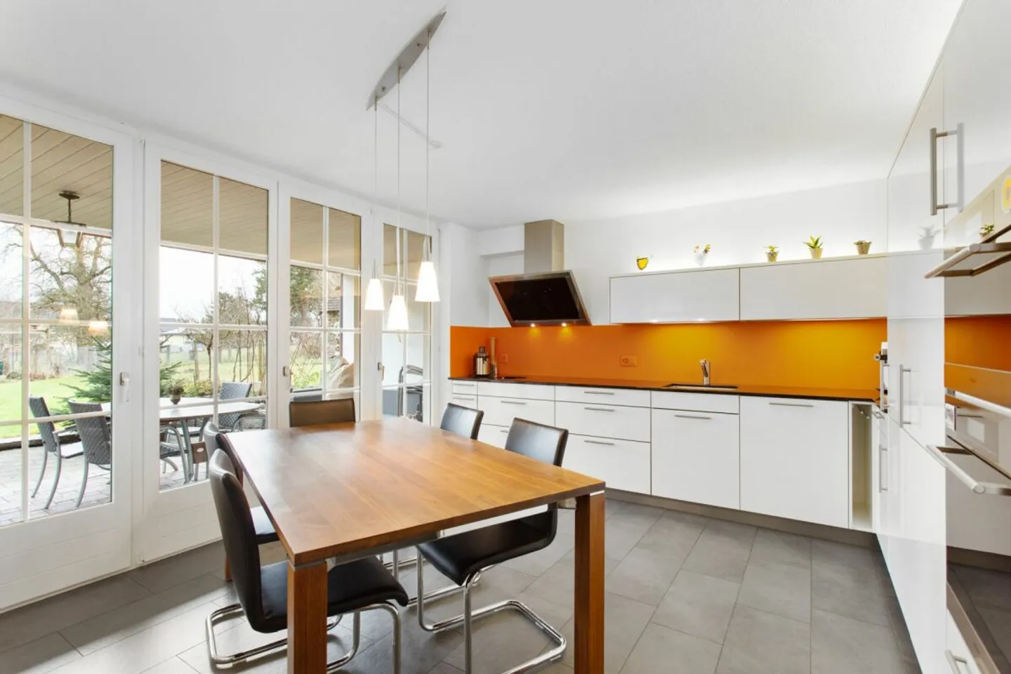 Modern Meets Historical - Photo 4 of 16