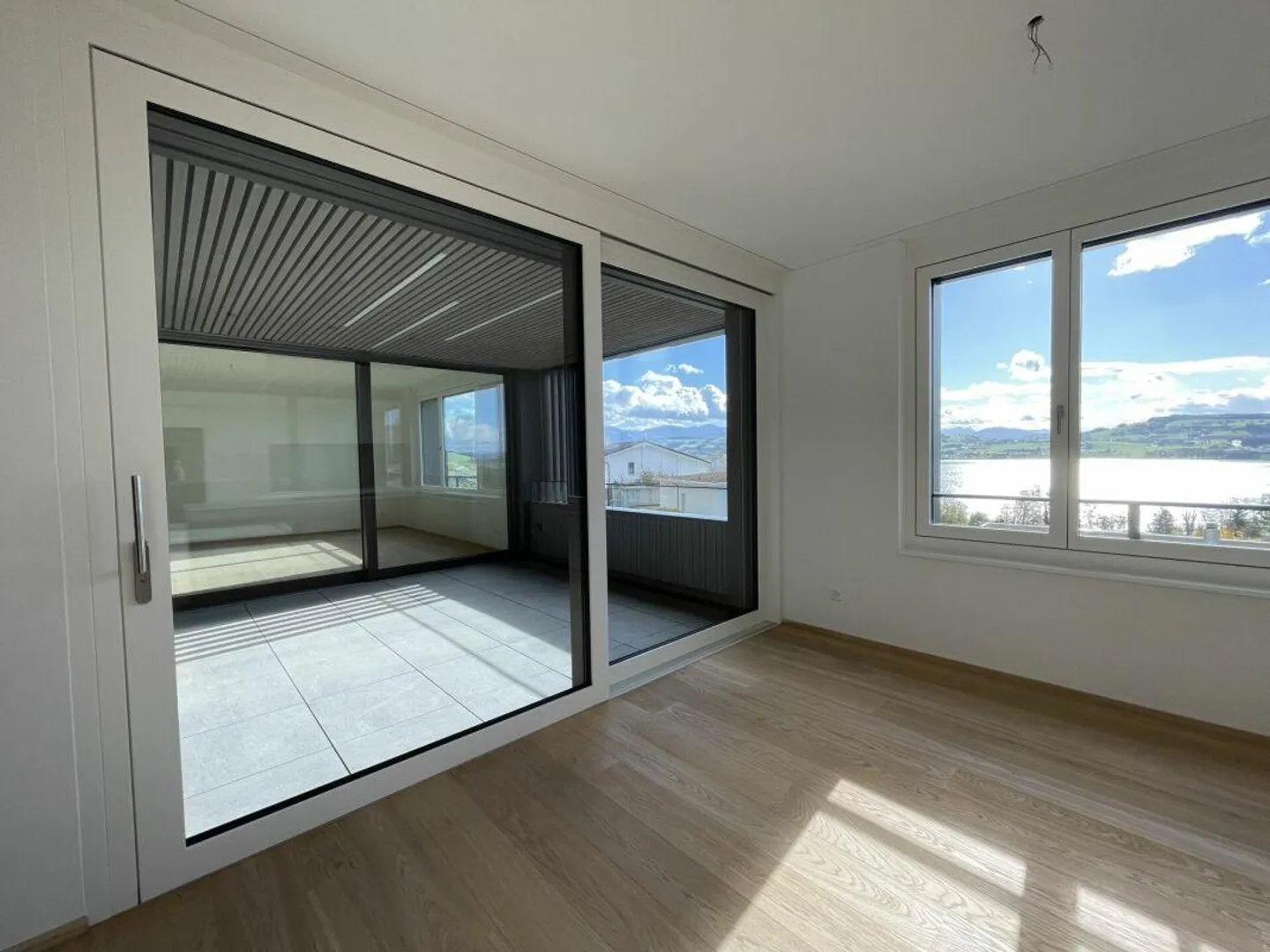 Première location - grands appartements de 3,5 pièces avec vue sur le lac - Photo 2 sur 7