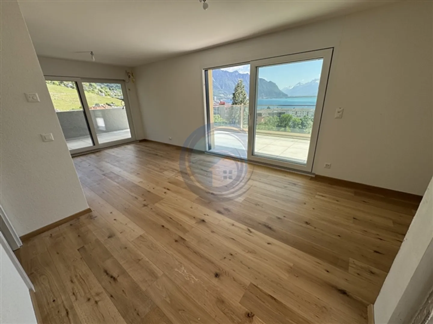 Appartement penthouse 2,5 pièces avec vue panoramique sur le lac - Photo 3 sur 11