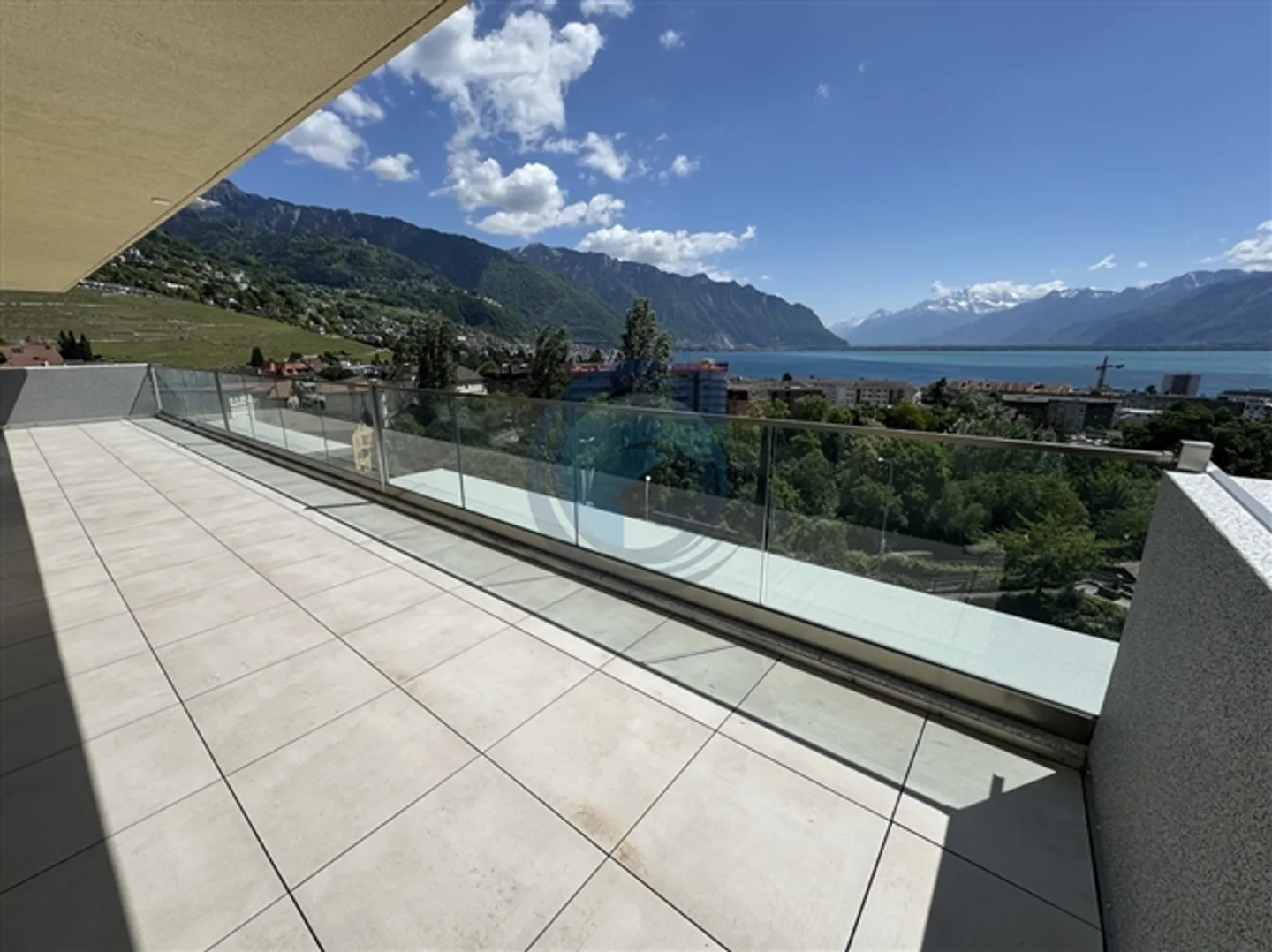 Appartement penthouse 2,5 pièces avec vue panoramique sur le lac - Photo 1 sur 11