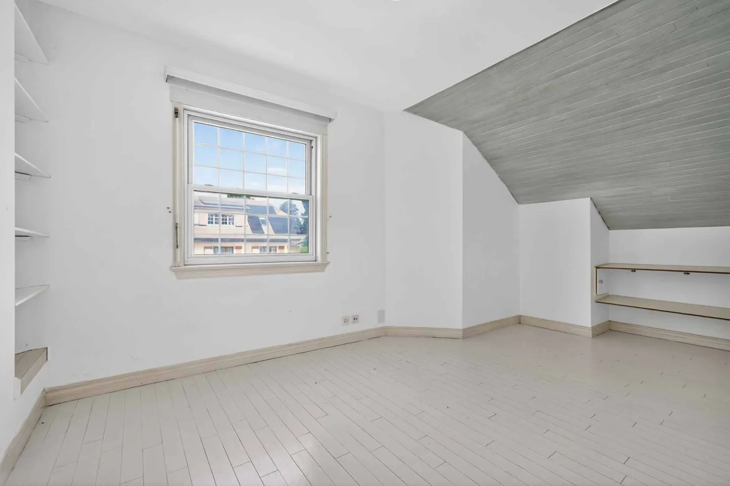 Spacious Villa with Garden - Photo 7 of 13