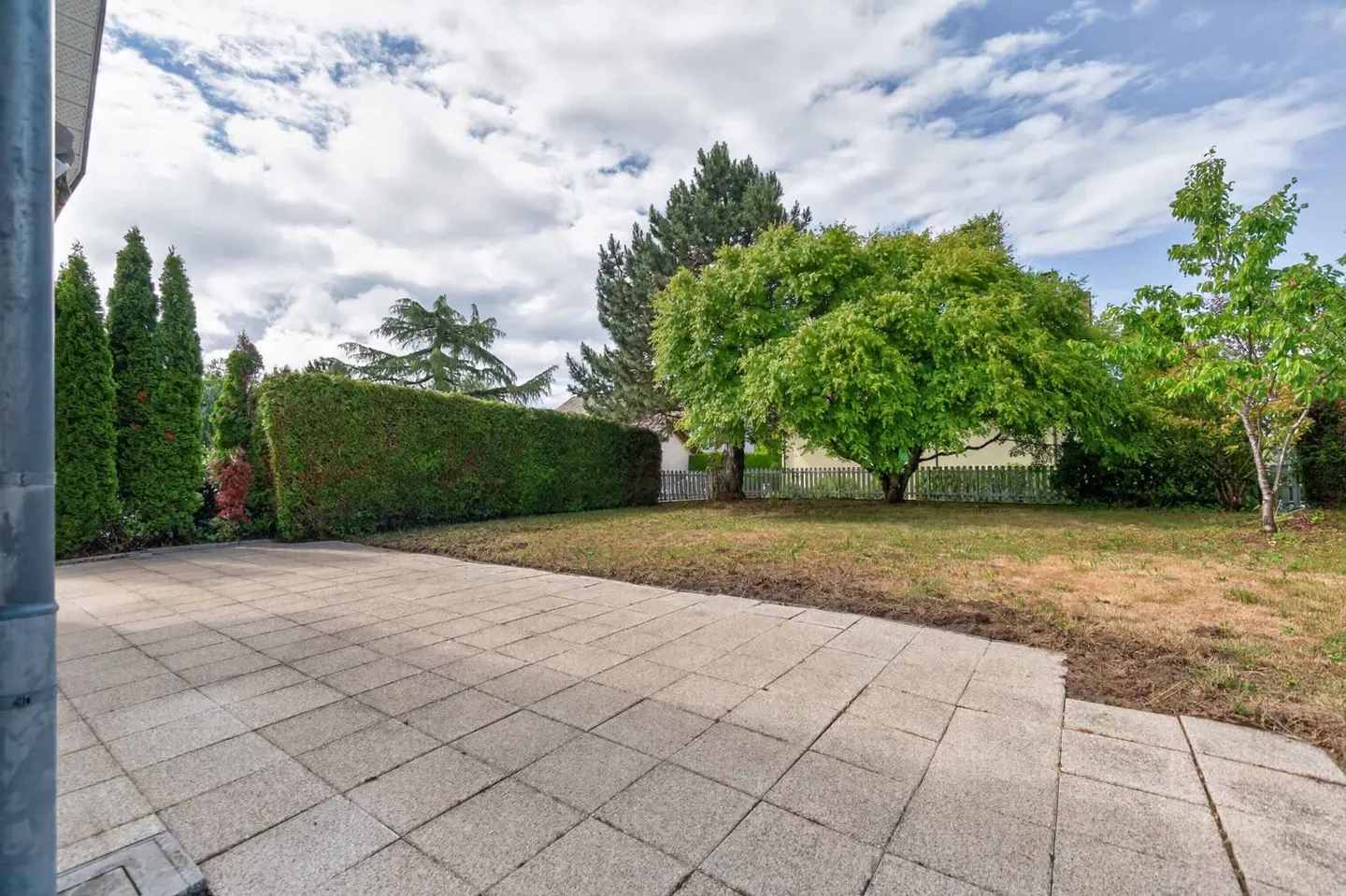 Spacious Villa with Garden - Photo 12 of 13