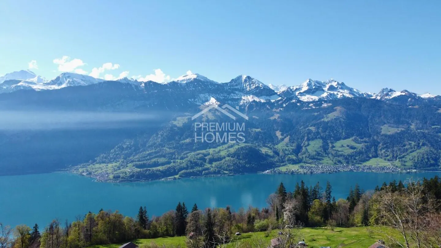 Fascination pure ! - Terrain constructible unique avec vue sur la montagne et le lac ! - Photo 1 sur 7