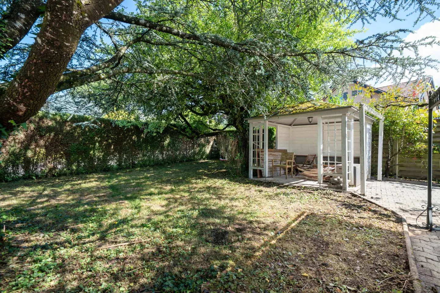 Spacious Villa with Garden - Photo 13 of 13