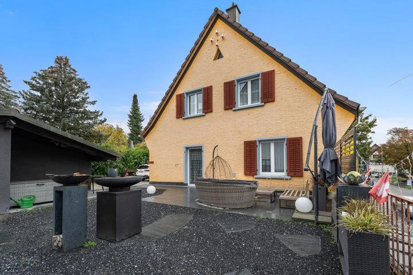 Casa unifamiliare attraente con grande area commerciale - Foto 1 di 8