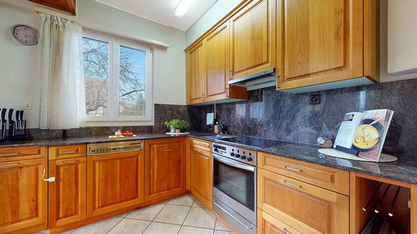 Casa unifamiliare attraente con grande area commerciale - Foto 4 di 8