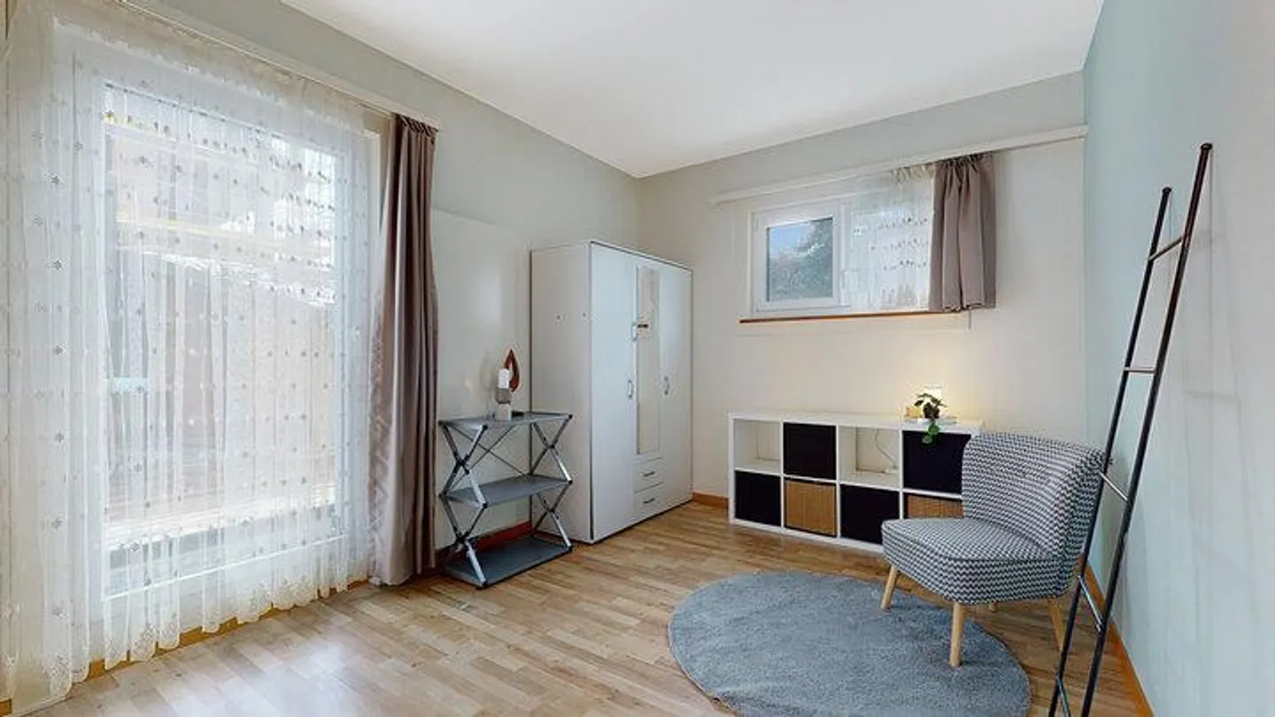 Casa unifamiliare attraente con grande area commerciale - Foto 5 di 8