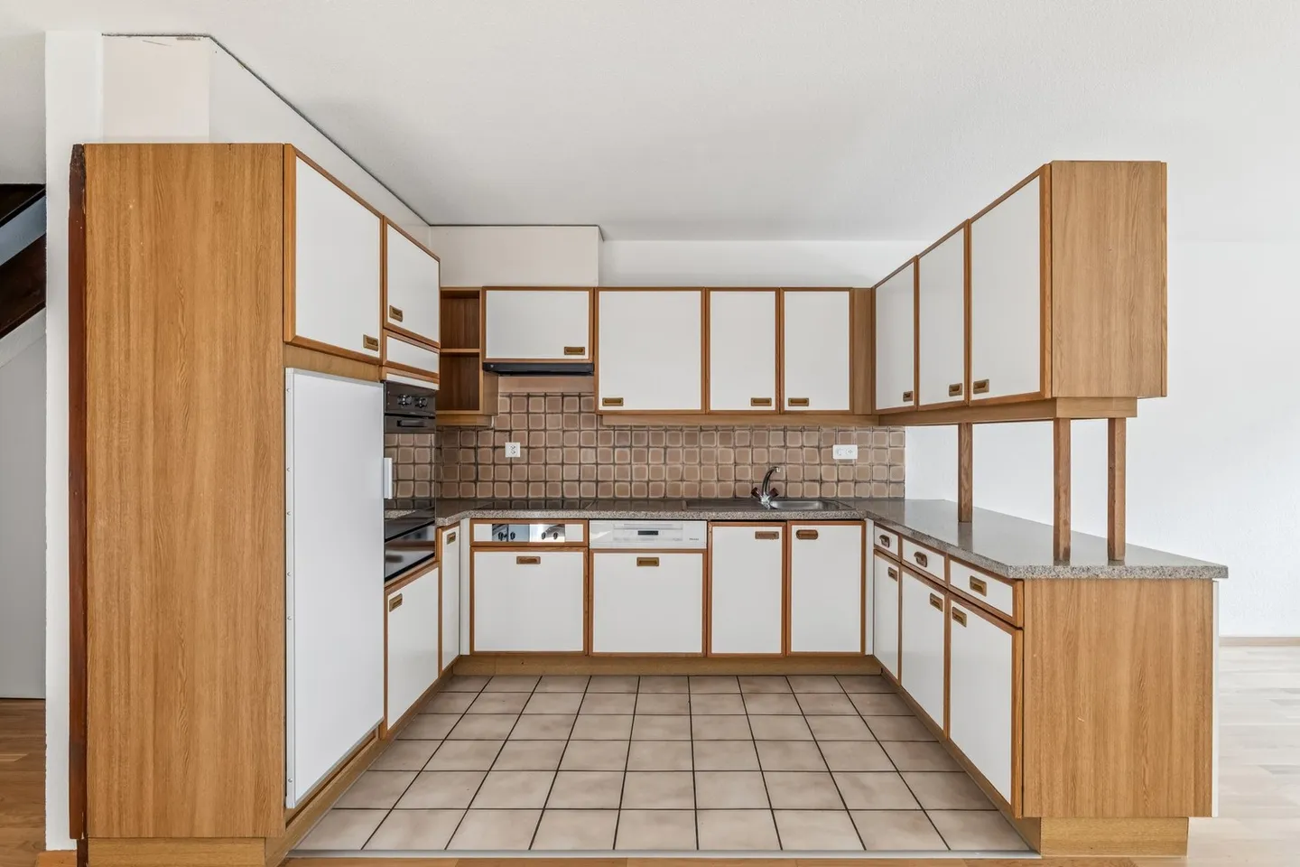 Spacious Maisonette Apartment with Fireplace - Ideal Location - Photo 5 of 11