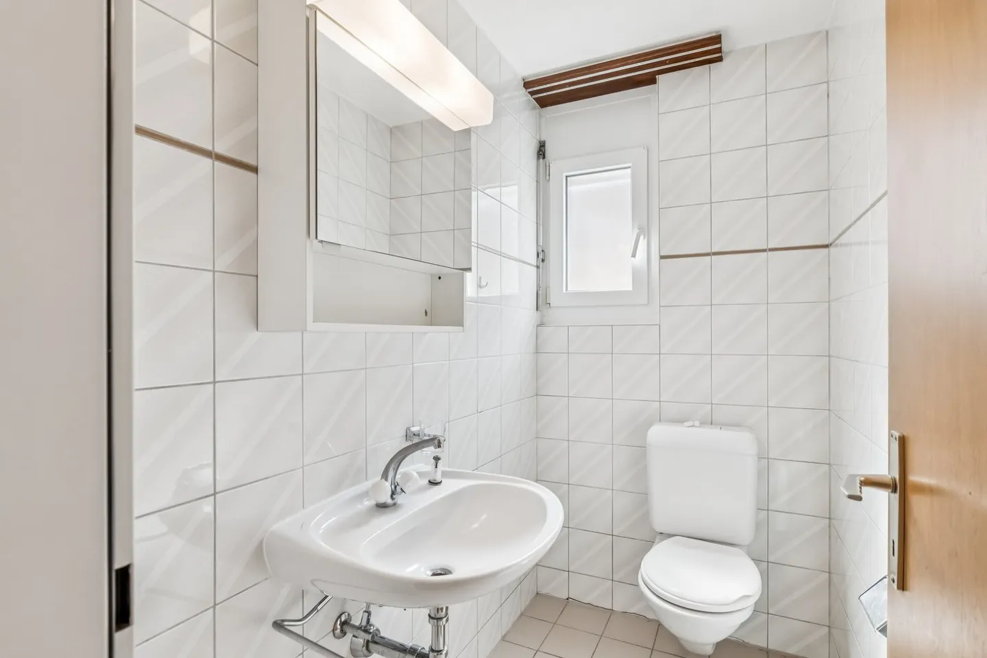 Spacious Maisonette Apartment with Fireplace - Ideal Location - Photo 9 of 11