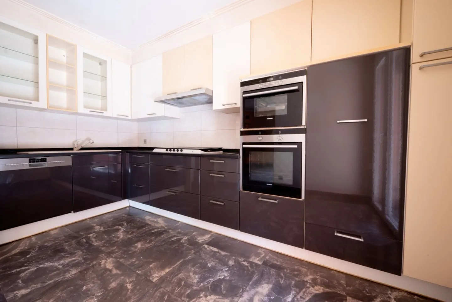 Casa con grande giardino e appartamento per ospiti - Foto 4 di 13