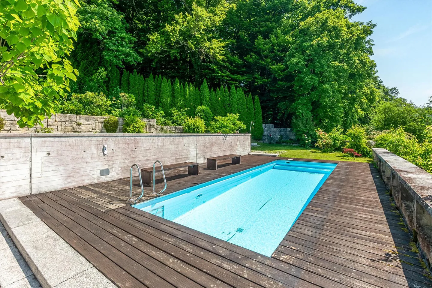 Maison individuelle dans un emplacement ensoleillé avec un jardin spacieux et une piscine - Photo 2 sur 8
