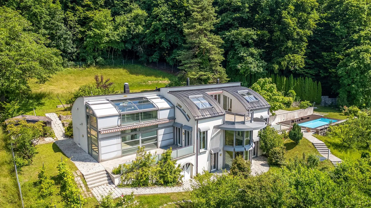 Maison individuelle dans un emplacement ensoleillé avec un jardin spacieux et une piscine - Photo 1 sur 8