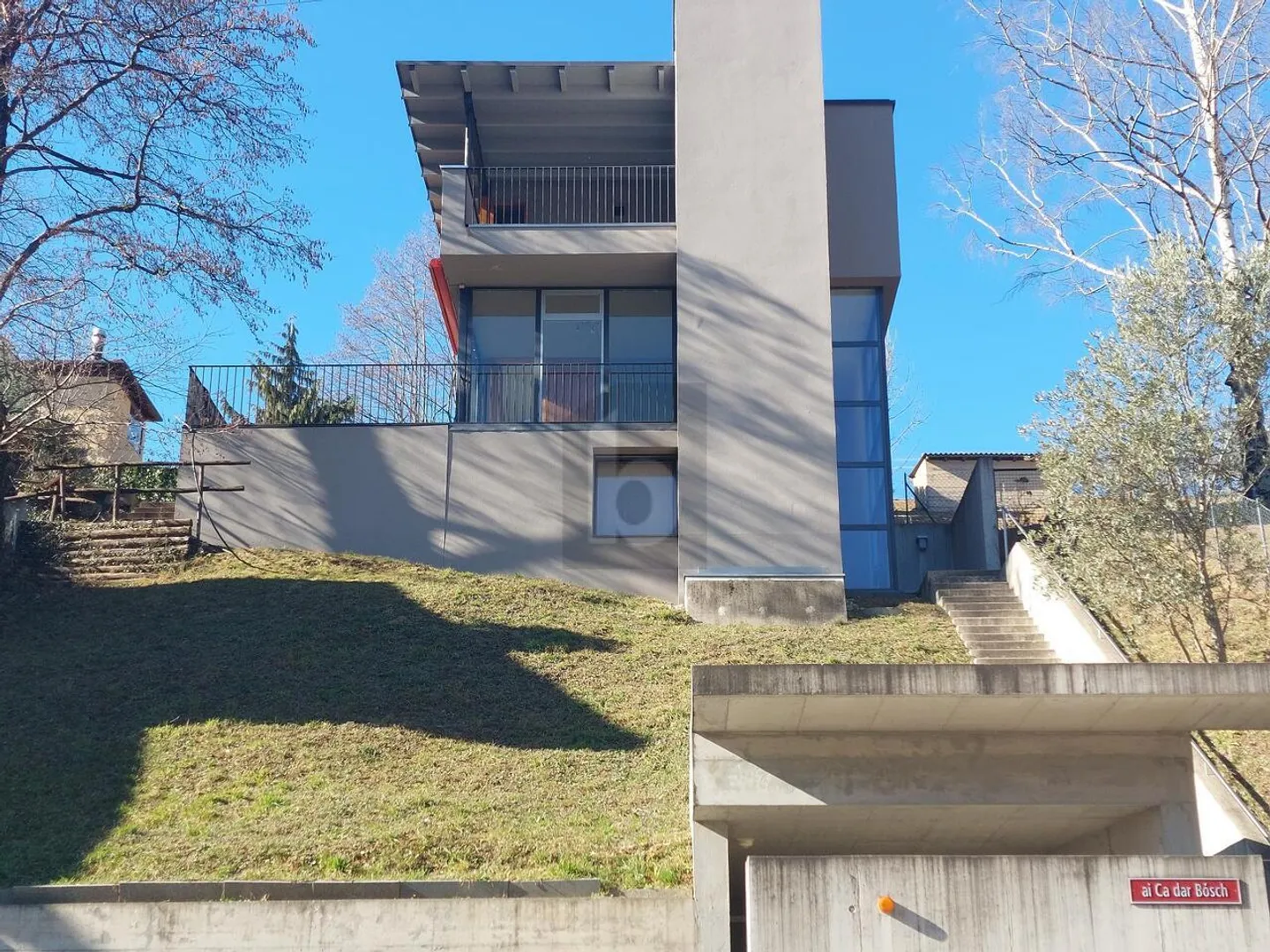 ELEGANT AND MODERN - Photo 2 of 6