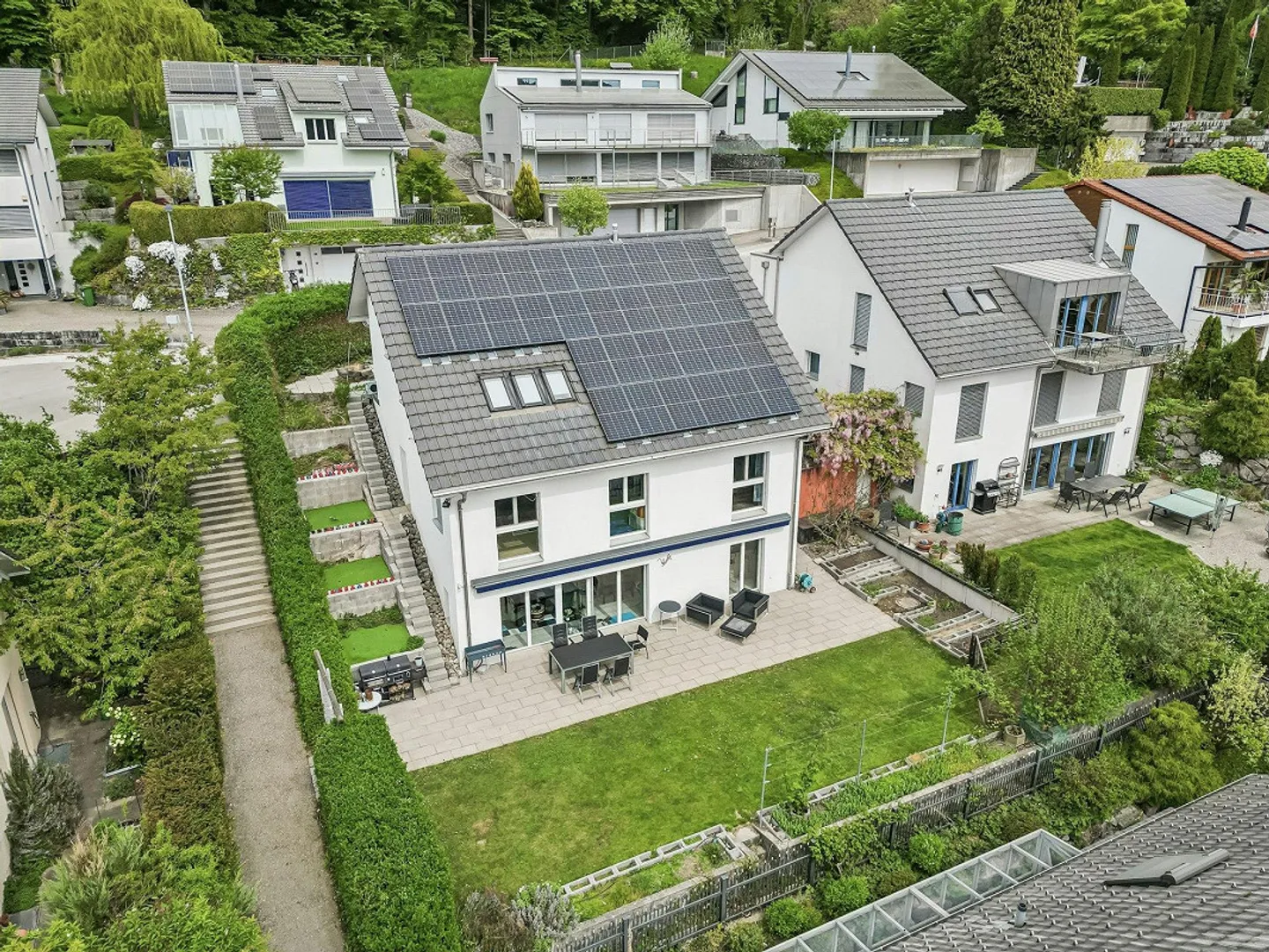 5.5-Room Single-Family House in Elevated and Desirable Location with Surroundings - Photo 2 of 13