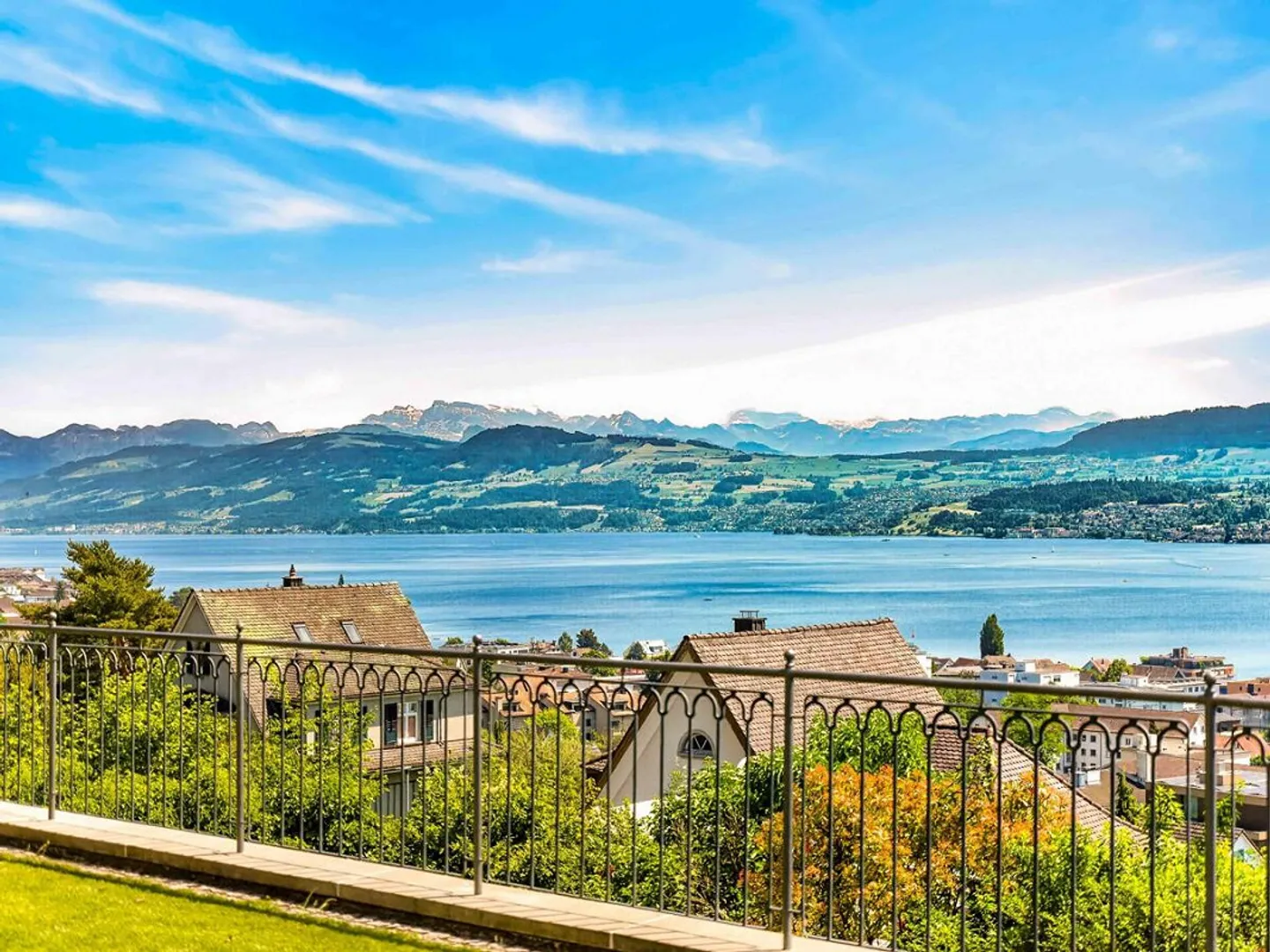 Stilvolle Villa mit Seeblick - Foto 2 von 4
