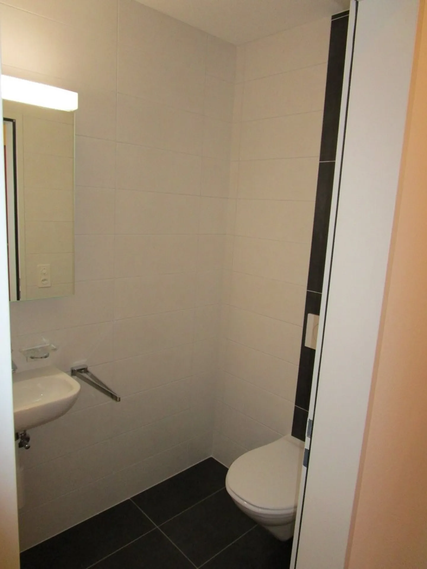 Charming Apartment in Quiet Area - Photo 4 of 11