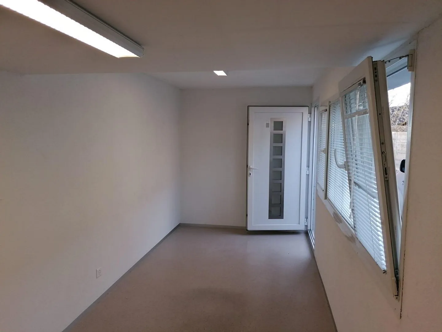 Salle de stockage / Salle disponible à louer - Photo 2 sur 3