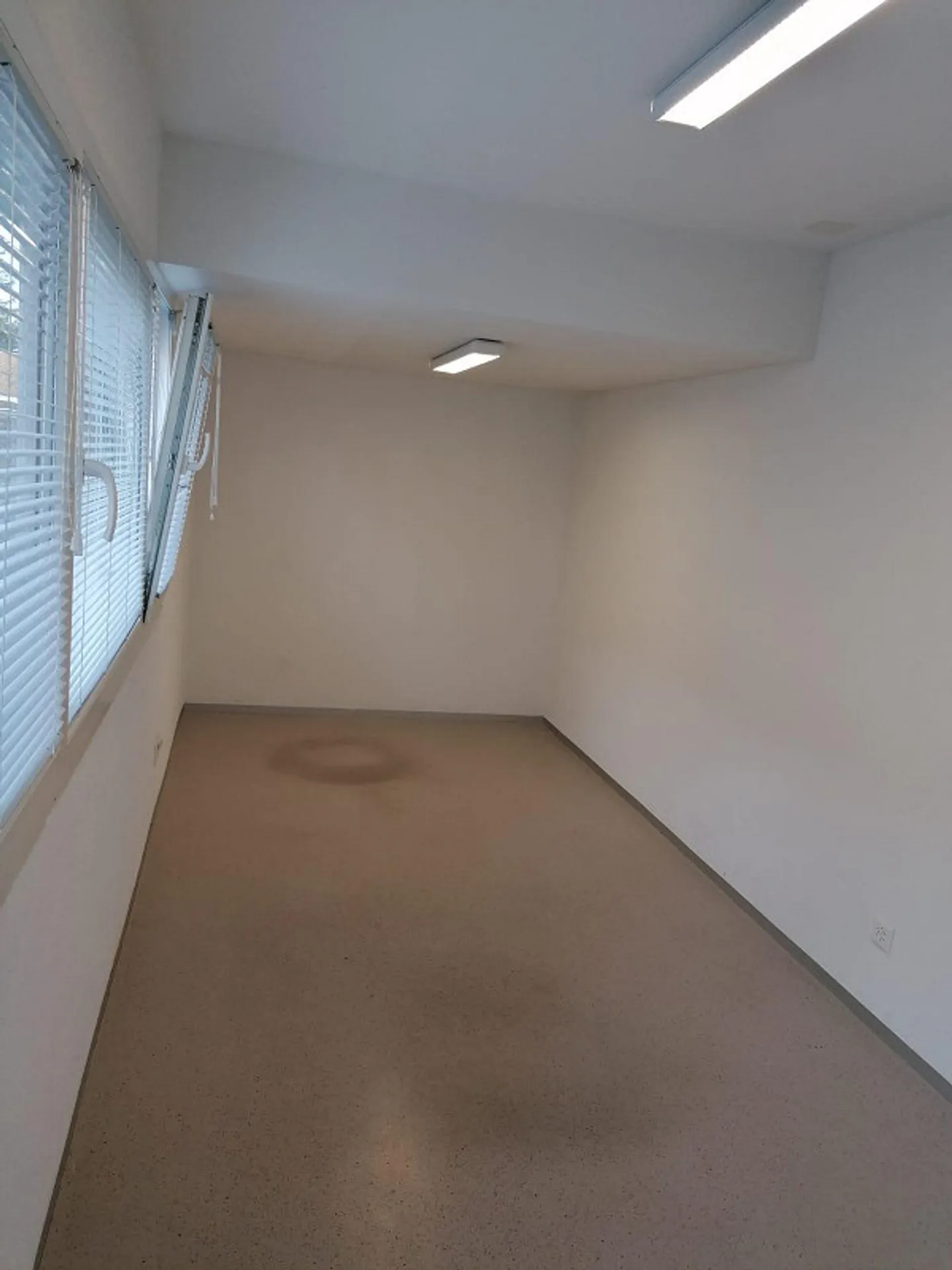 Salle de stockage / Salle disponible à louer - Photo 3 sur 3