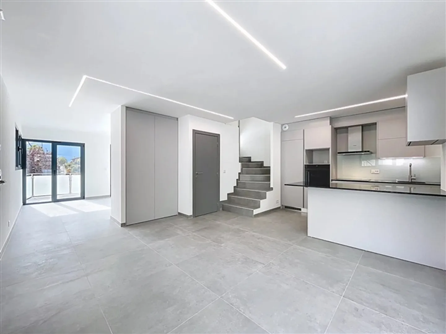 Zeitgenössische Villa mit Aussicht - Foto 2 von 12