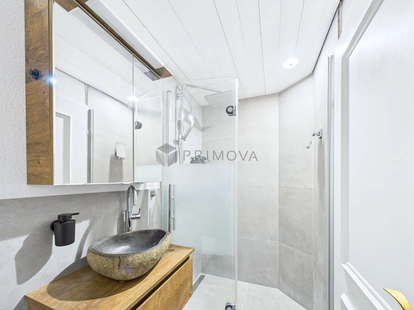 Here you live on air & love! Dreamlike maisonette is ready for a new owner! - Photo 10 of 11