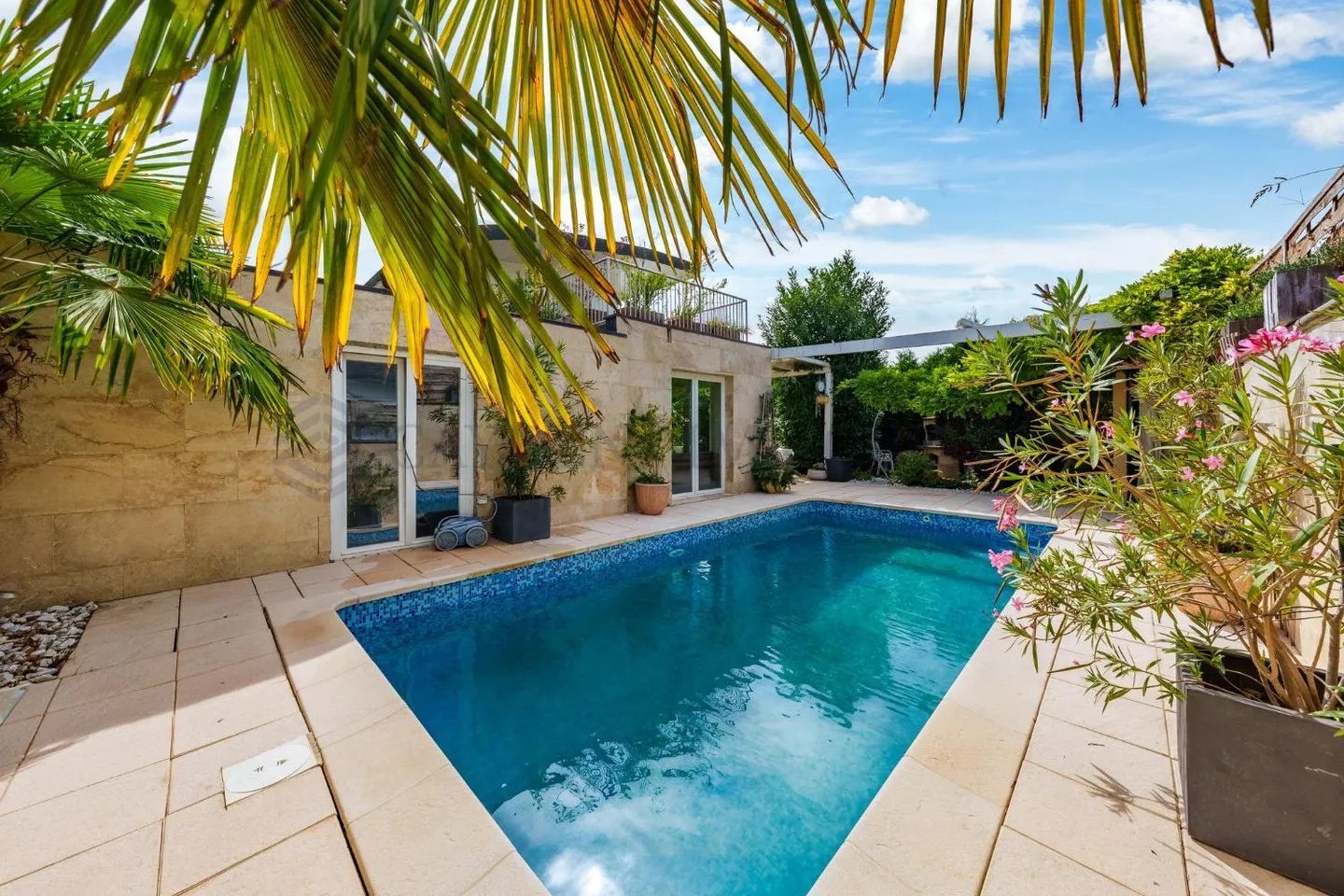 Elegante Villa mit Pool - Foto 2 von 11