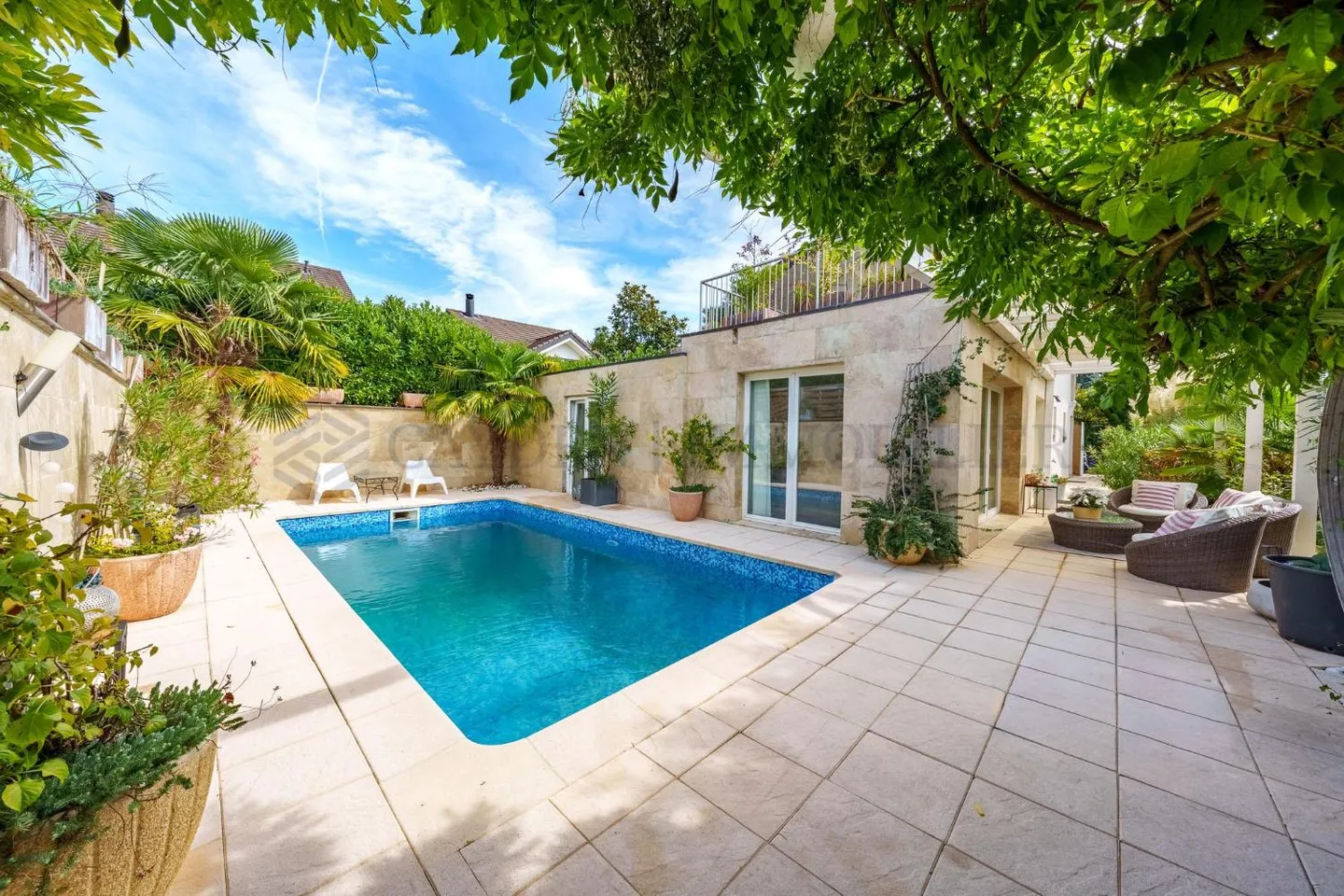 Elegante Villa mit Pool - Foto 4 von 11