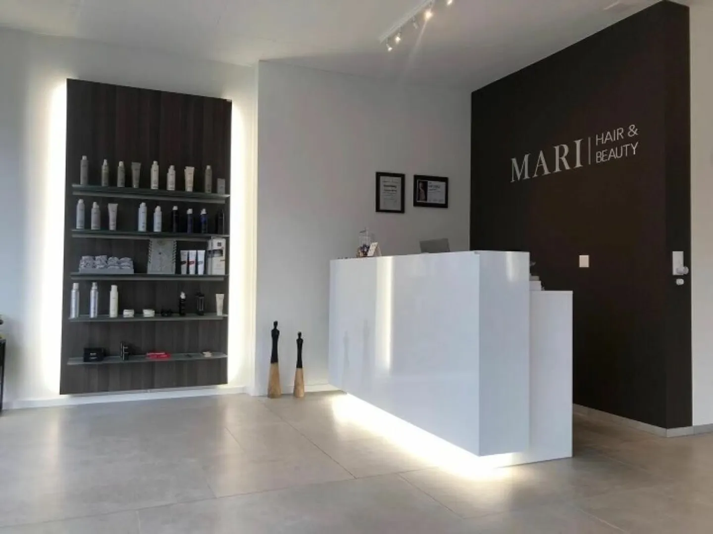 Realizza il tuo sogno con questo salone di bellezza arredato - Foto 1 di 6