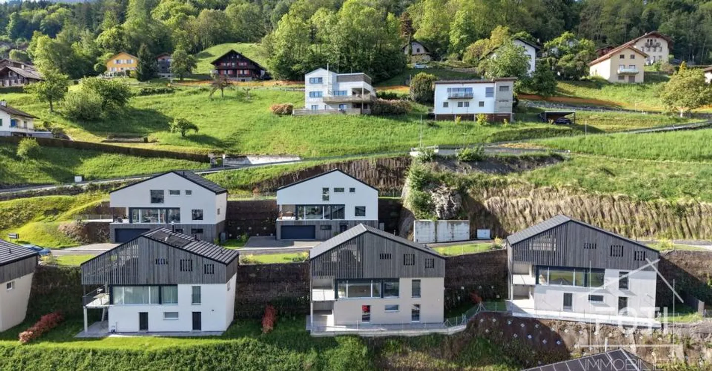 VERMIETUNG-VERKAUF: Neue Einzelvilla mit 4,5 Zimmern und schönem Blick über die Ebene - Foto 10 von 11