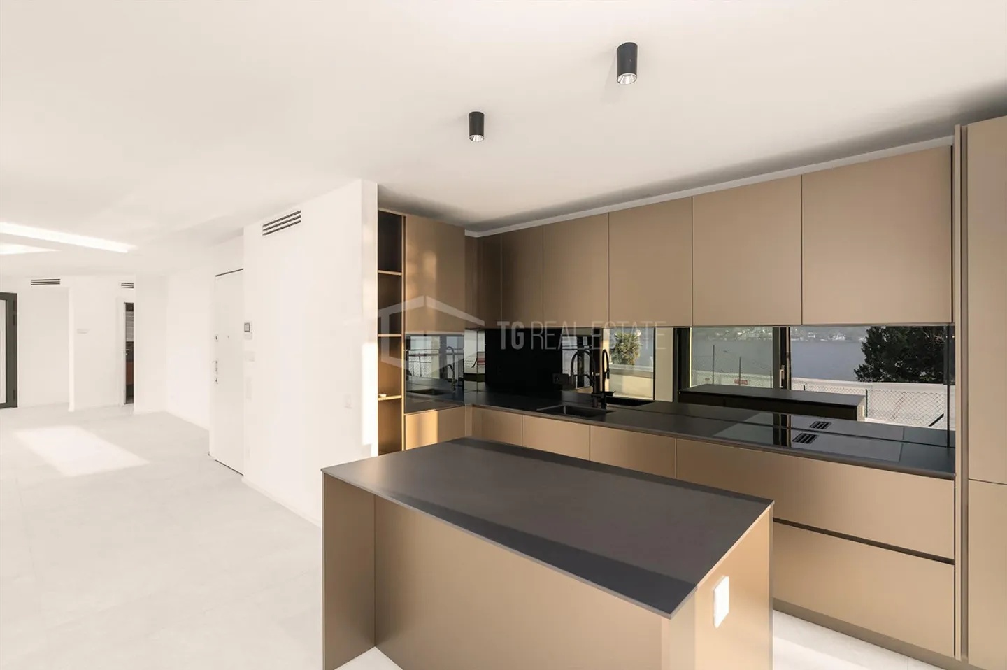 Moderne Villa mit Seeblick - Foto 3 von 13