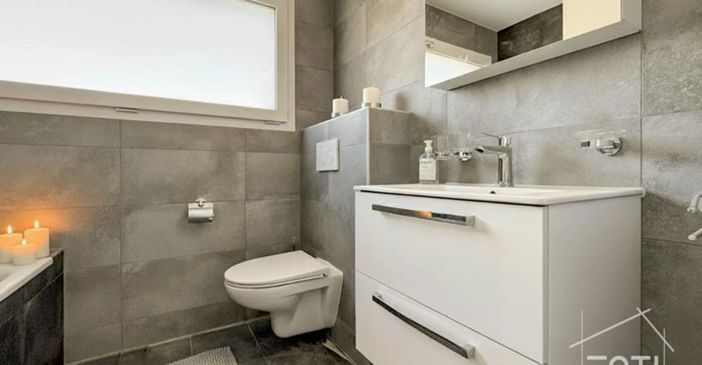 VERMIETUNG-VERKAUF: Neue Einzelvilla mit 4,5 Zimmern und schönem Blick über die Ebene - Foto 9 von 11