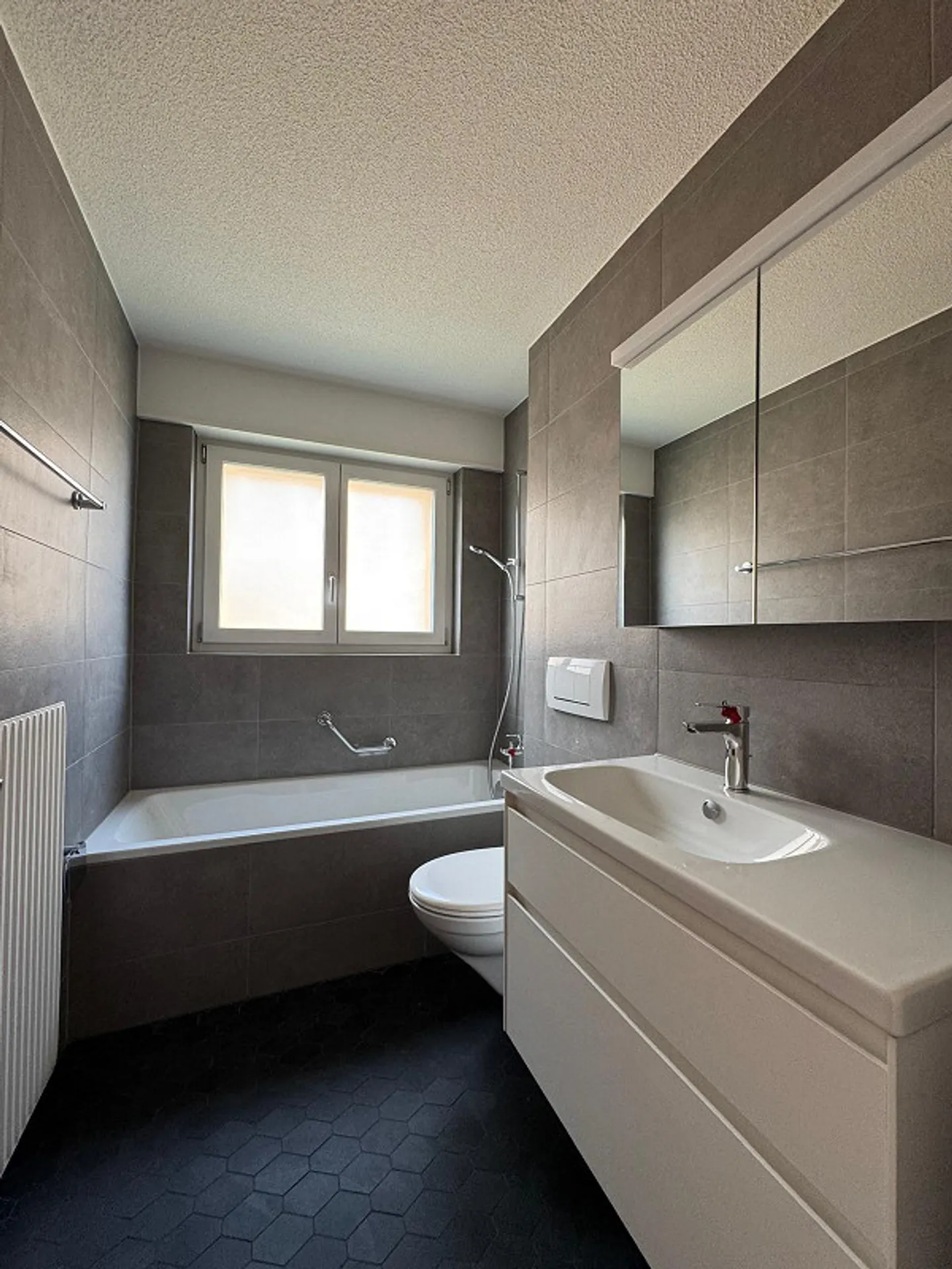 Primo affitto dopo la ristrutturazione con standard di proprietà e vista sulle montagne - Foto 2 di 8