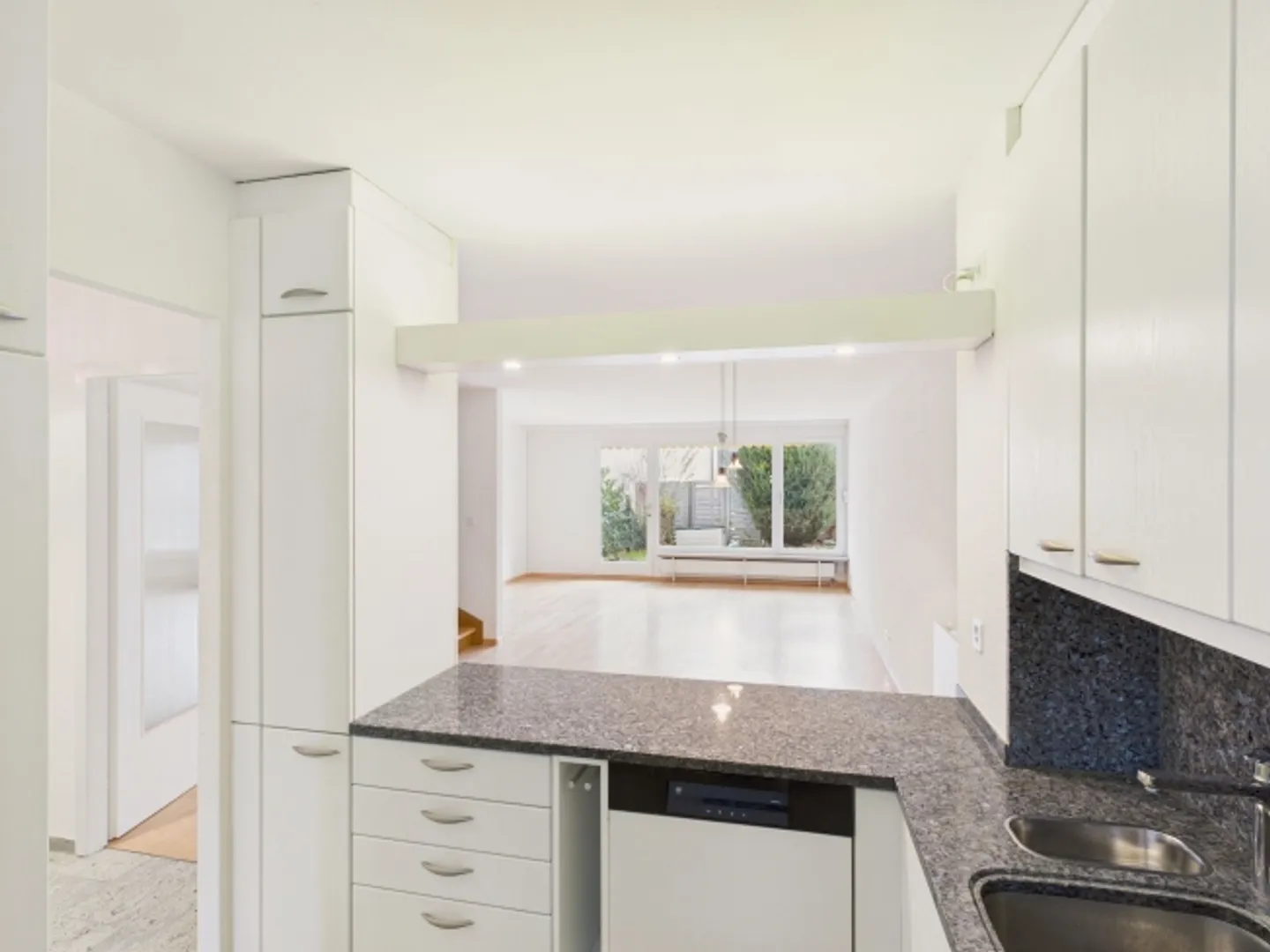 Maison de famille en coin charmante et spacieuse dans un emplacement recherché à Allschwil - Photo 5 sur 13