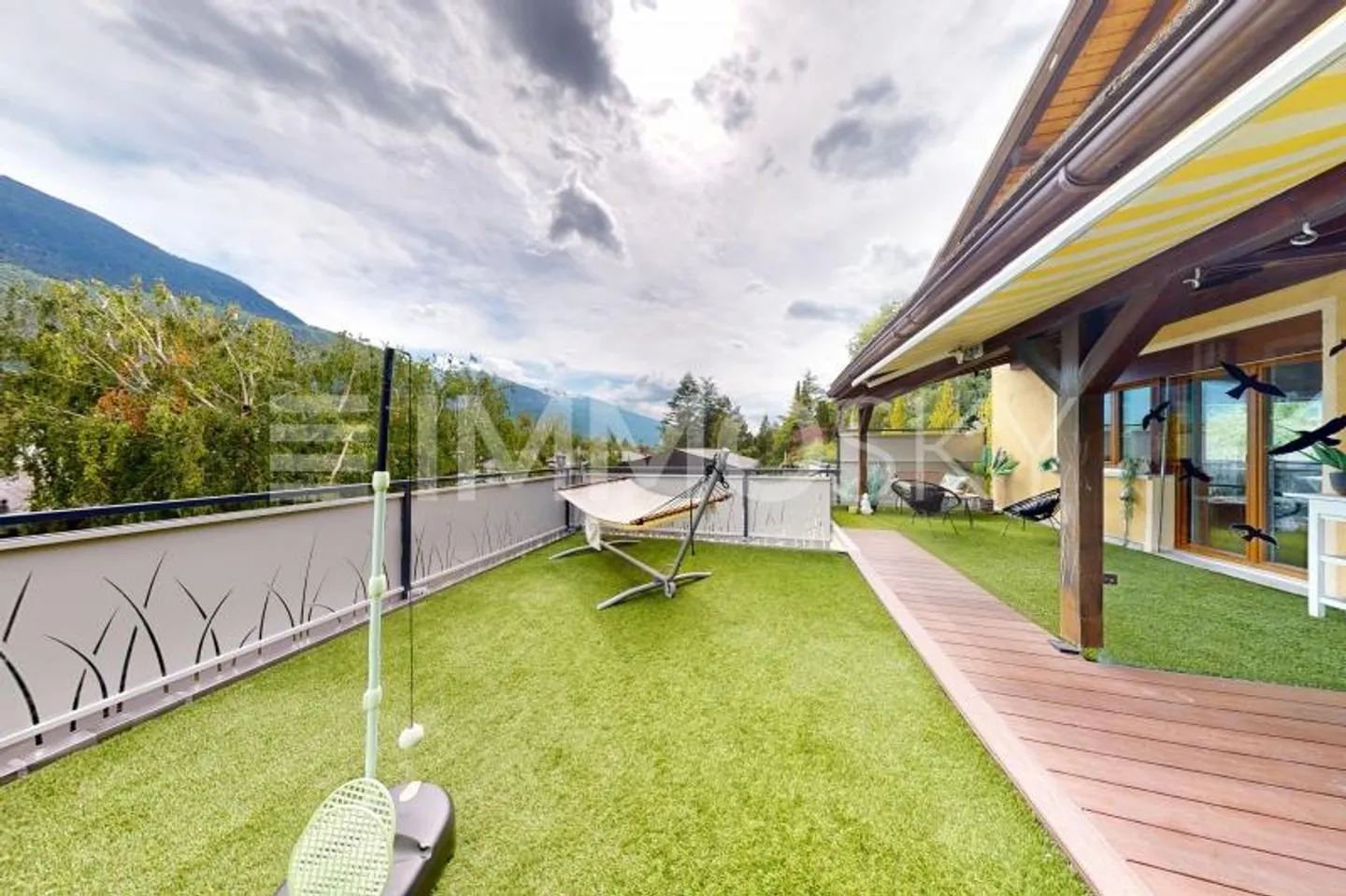 Family home with garage and workshop - Photo 6 of 7