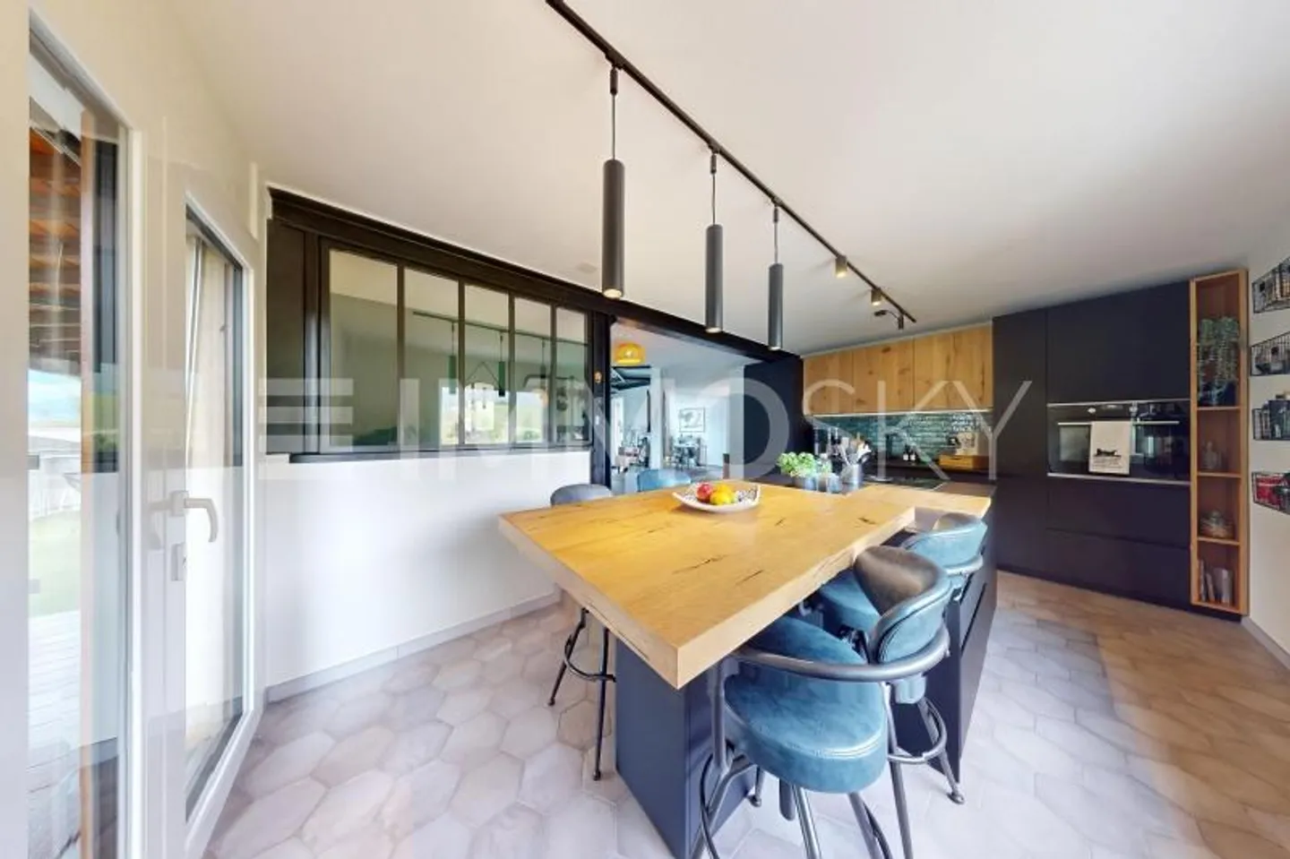 Family home with garage and workshop - Photo 4 of 7