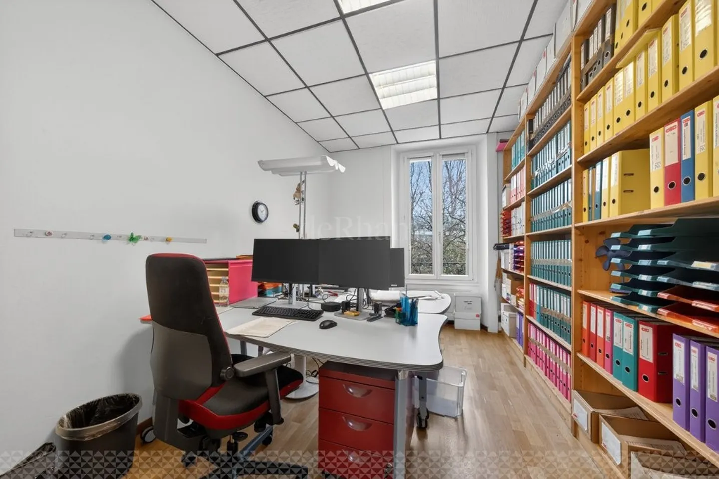 Administrative area of approximately 196 m2 - Just steps from the lake - Photo 2 of 12