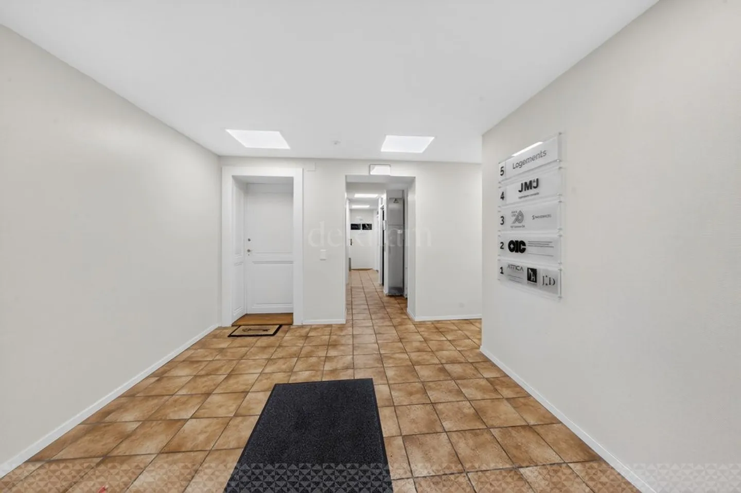 Administrative area of approximately 196 m2 - Just steps from the lake - Photo 7 of 12