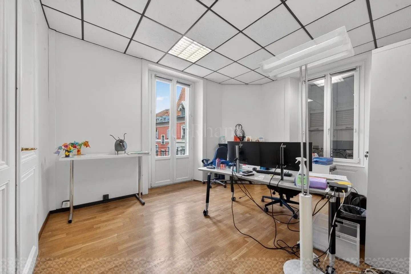 Administrative area of approximately 196 m2 - Just steps from the lake - Photo 11 of 12