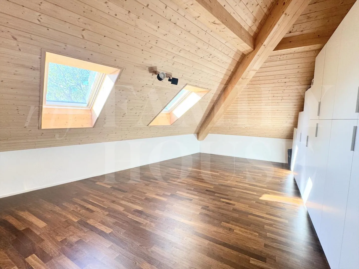 Superb top floor apartment in a recent THPE building - Photo 3 of 4